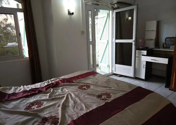 Les Badamiers Seafont Apartment - Blue Bay