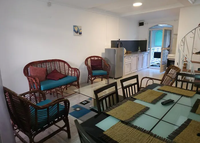 Les Badamiers Seafont Apartment - Blue Bay